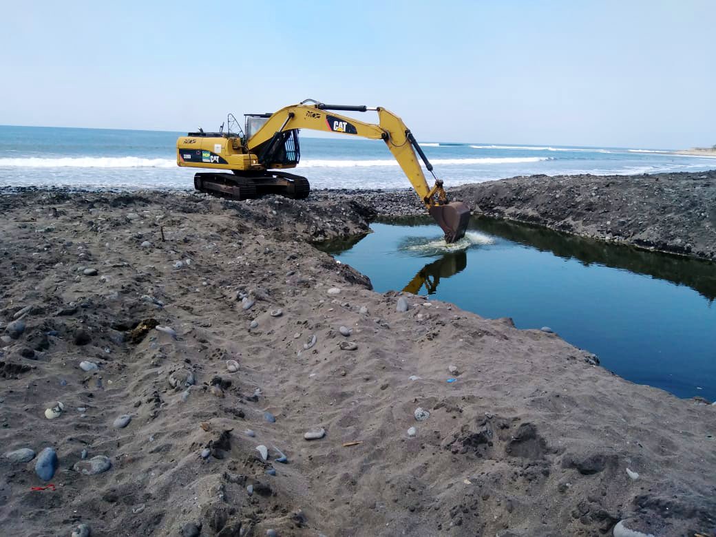 obras-publicas-finaliza-labores-de-limpieza-en-bocana-de-playa-el-tunco
